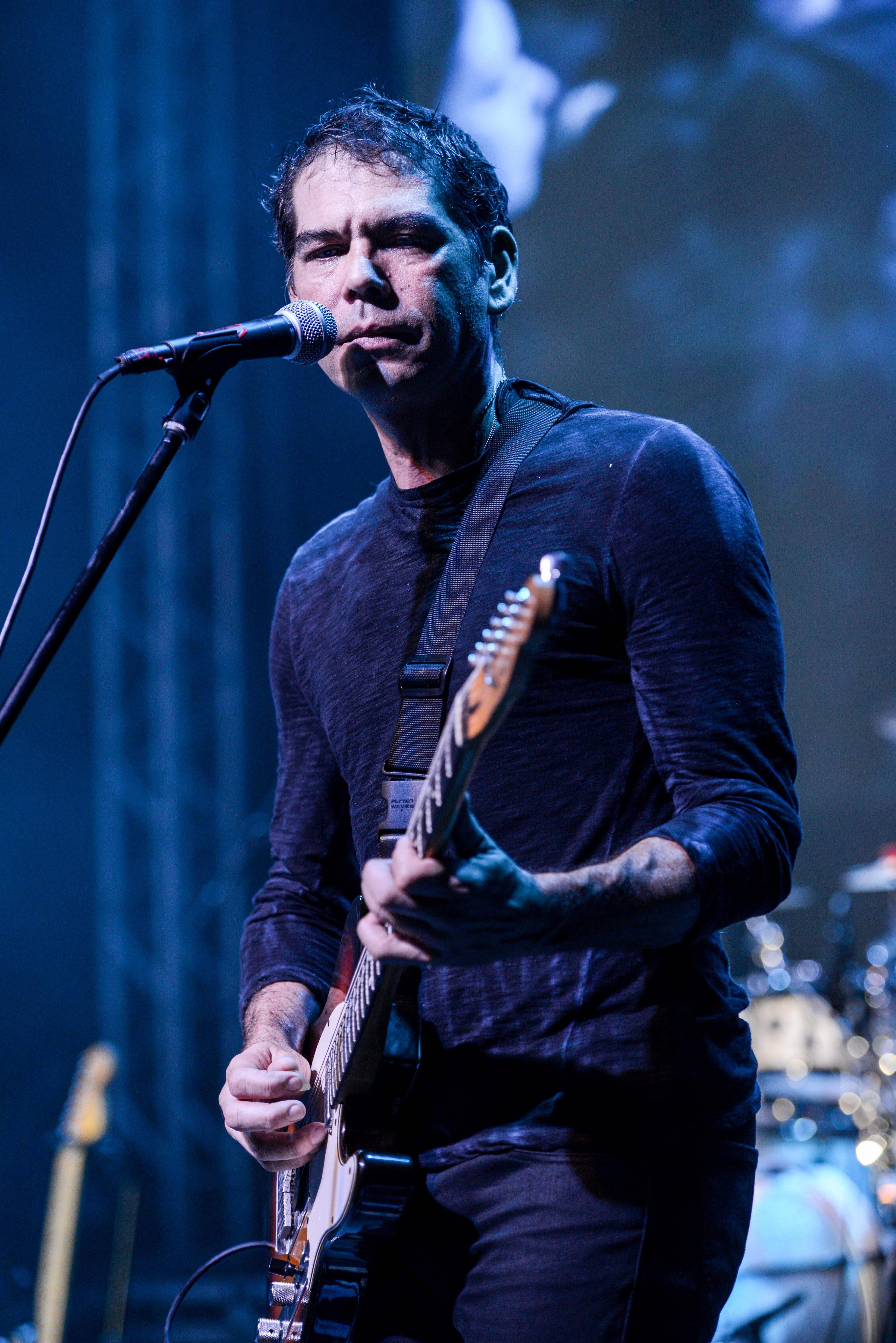 Villa-Lobos durante show da banda Todos Envolvidos. Circo Voador volta com sua lona original à Praia do Arpoador no projeto Exagerado 30 anos.