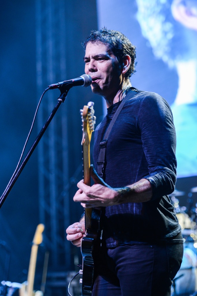Dado Villa-Lobos durante show da banda Todos Envolvidos. Circo Voador volta com sua lona original à Praia do Arpoador no projeto Exagerado 30 anos.