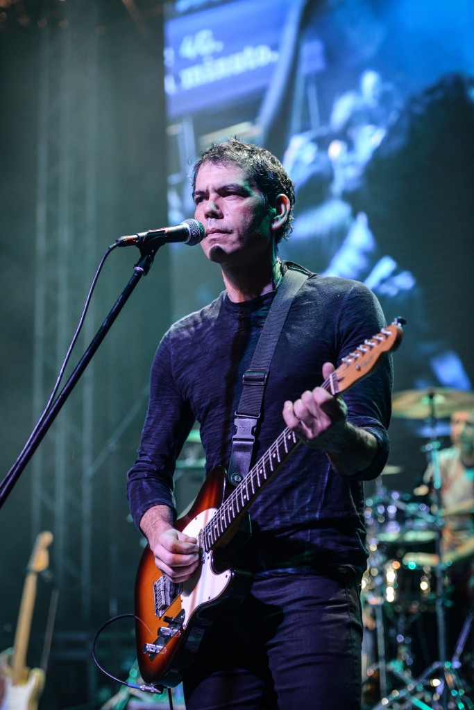 Dado Villa-Lobos durante show da banda Todos Envolvidos. Circo Voador volta com sua lona original à Praia do Arpoador no projeto Exagerado 30 anos.