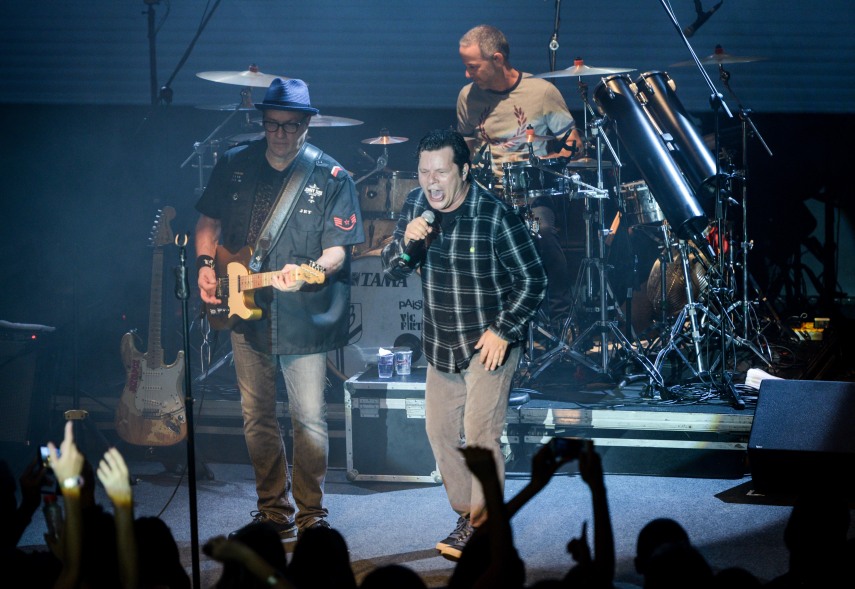 Show da banda Todos Envolvidos. Circo Voador volta com sua lona original à Praia do Arpoador no projeto Exagerado 30 anos.