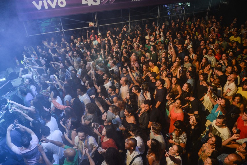 Show da banda Todos Envolvidos. Circo Voador volta com sua lona original à Praia do Arpoador no projeto Exagerado 30 anos.