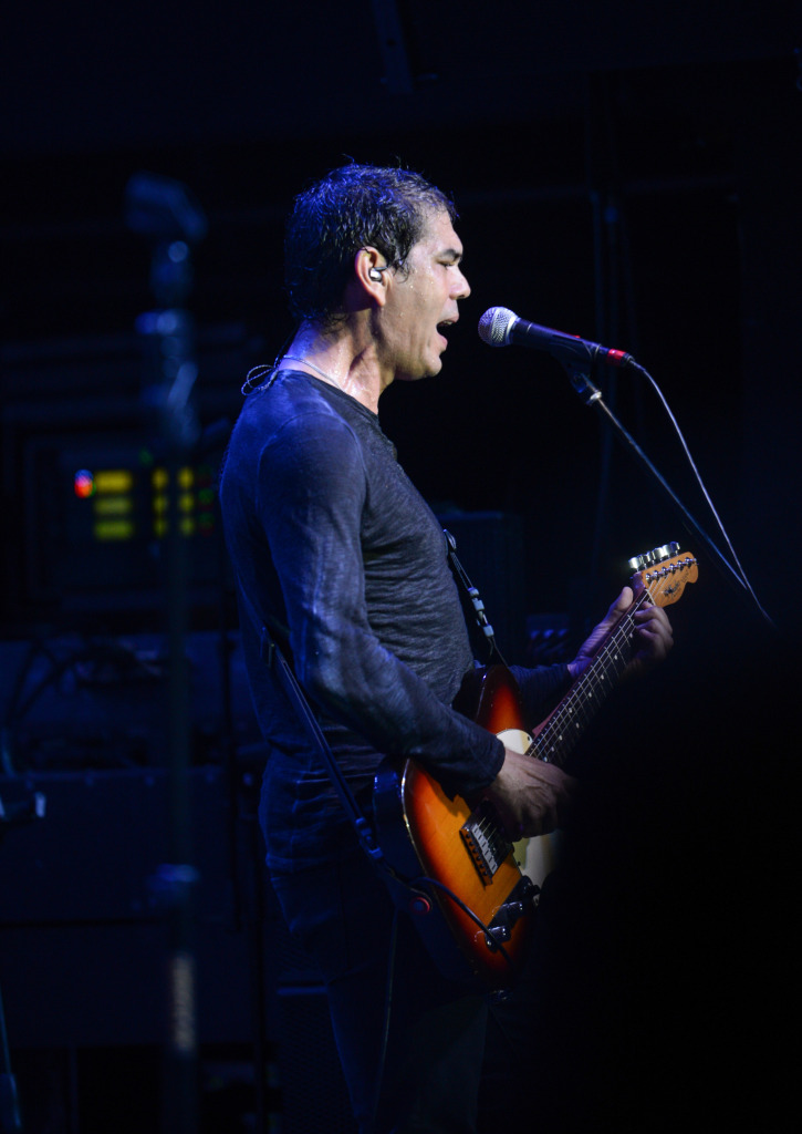 Dado Villa-Lobos durante show da banda Todos Envolvidos. Circo Voador volta com sua lona original à Praia do Arpoador no projeto Exagerado 30 anos.
