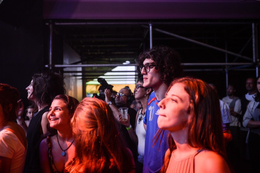 Tom Veloso, filho de Caetano e compositor e membro da banda Dônica, assiste ao show na segunda noite do projeto Circo Voador - Exagerado 30 anos, no Arpoador.