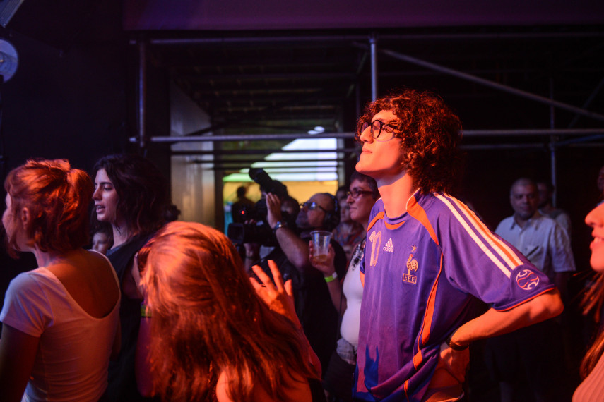 Tom Veloso, filho de Caetano e compositor e membro da banda Dônica, assiste ao show na segunda noite do projeto Circo Voador - Exagerado 30 anos, no Arpoador.