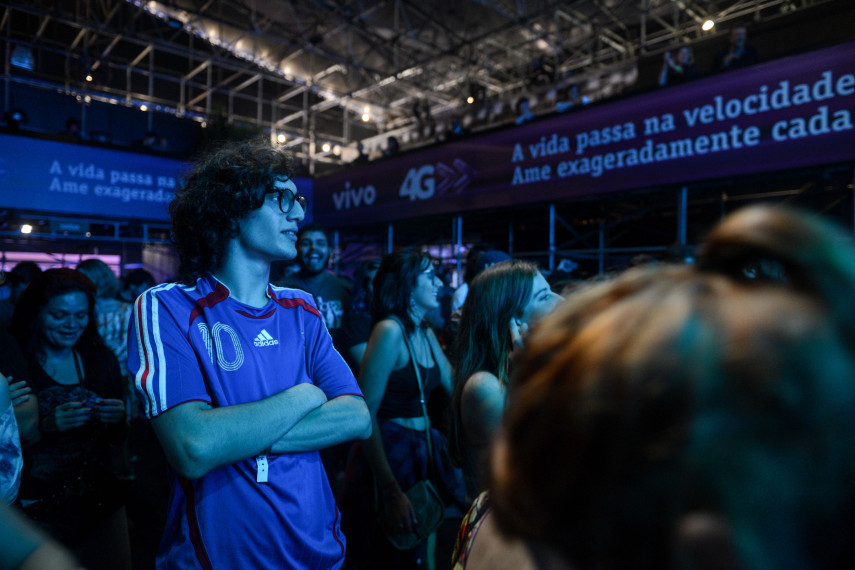 Tom Veloso, filho de Caetano e compositor e membro da banda Dônica, assiste ao show na segunda noite do projeto Circo Voador - Exagerado 30 anos, no Arpoador.