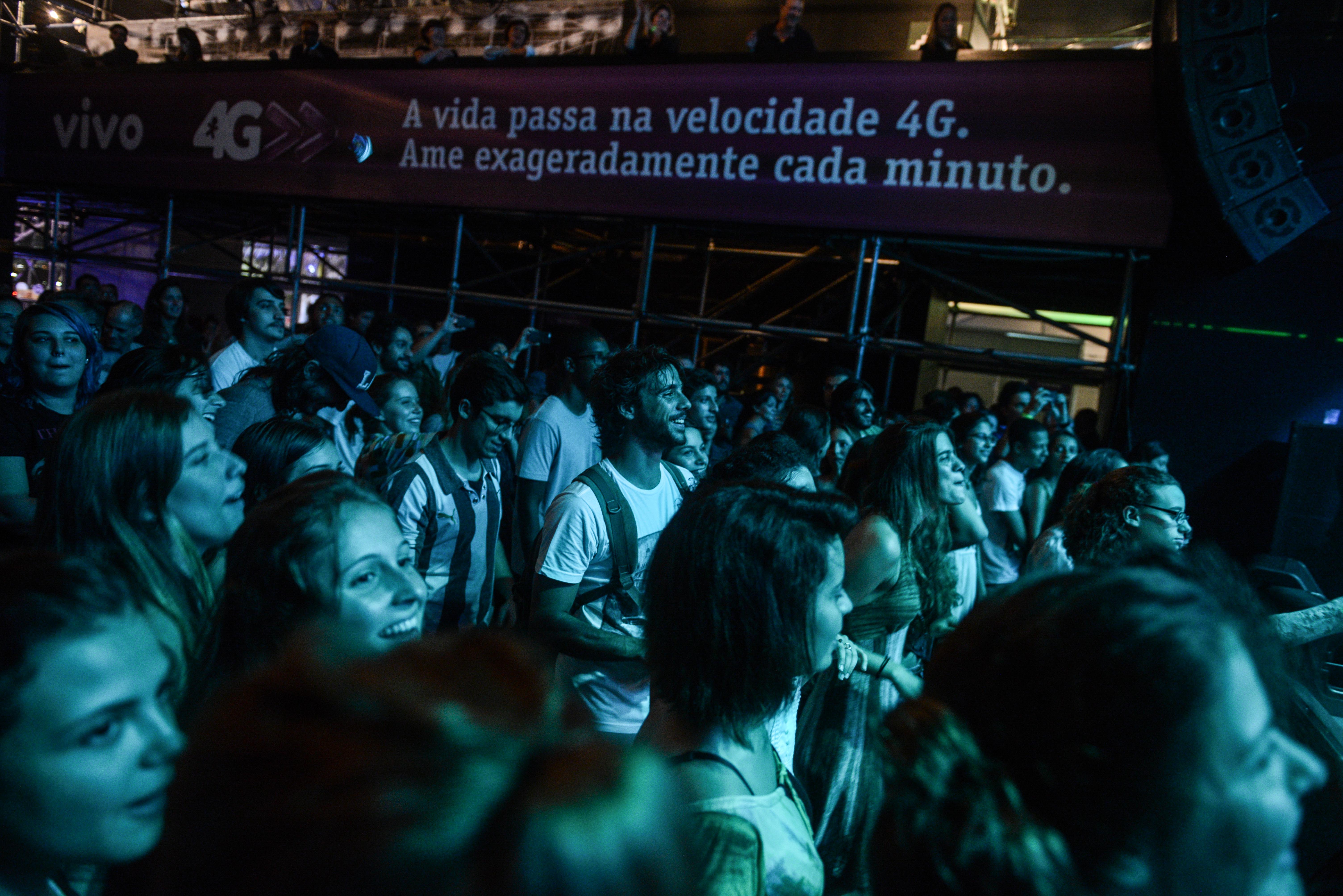 Público se diverte durante show da banda Dônica na segunda noite do projeto Circo Voador - Exagerado 30 anos, no Arpoador.