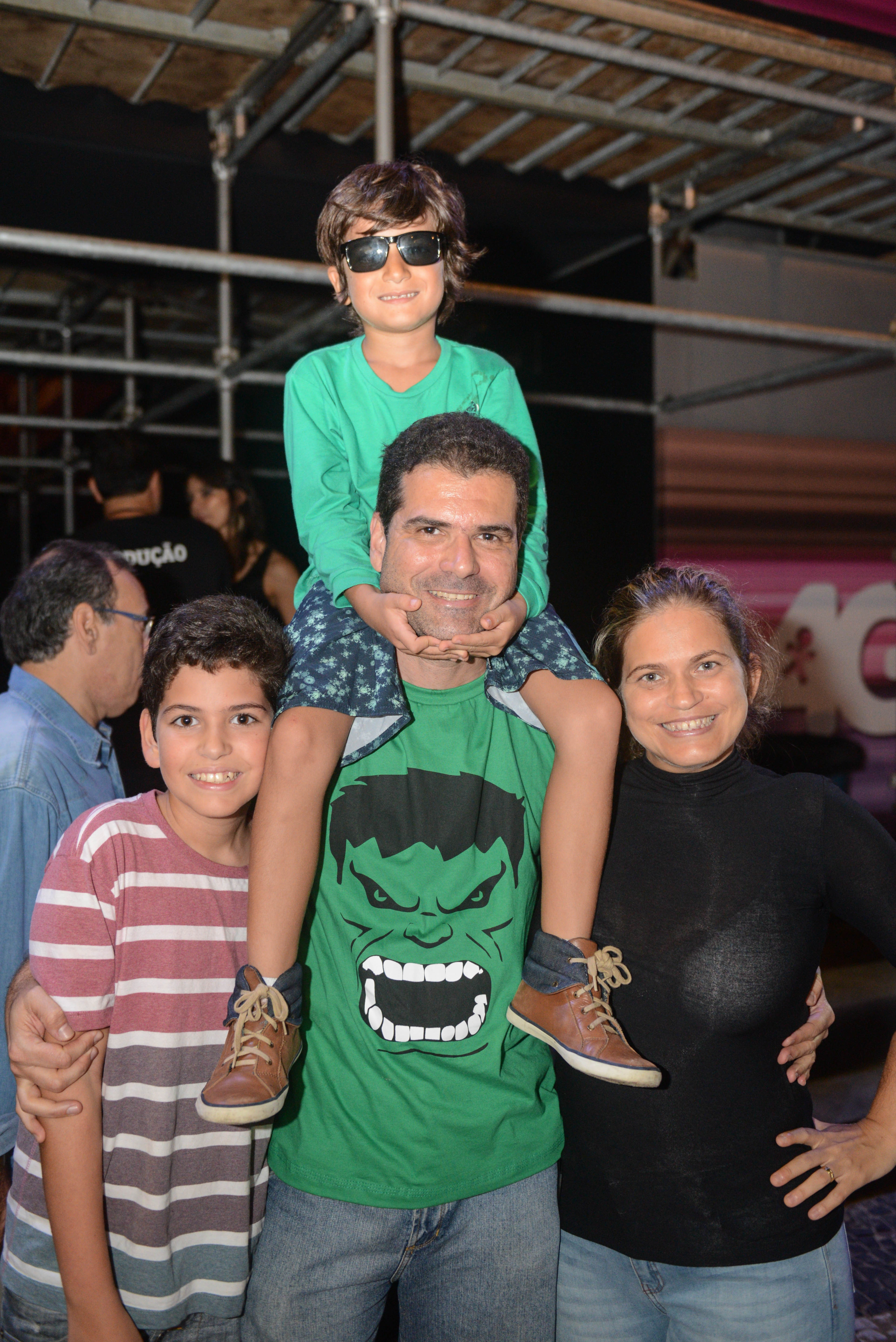 O funcionário público André Silva dos Santos, 45, Lucia Catiane, 35, e os filhos João Gabriel, 13, e
Arthur, 6 anos,
na segunda noite do projeto Circo Voador - Exagerado 30 anos, no Arpoador.