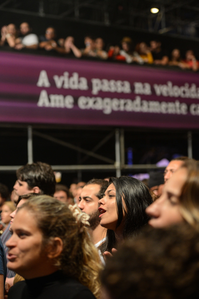 Público curte segunda noite do projeto Circo Voador - Exagerado 30 anos, no Arpoador.