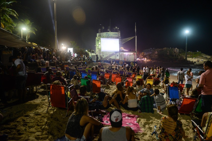 Público assiste aos shows pelo telão na segunda noite do projeto Circo Voador - Exagerado 30 anos, no Arpoador.