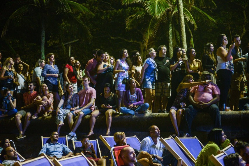 Os estudantes Lucas Marques, 21
Julia Queiroz, 20
Leandro Freitas, 21
Maria Alice Ferreira, 20, assistem show da banda Suricato pelo telão na praia na segunda noite do projeto Circo Voador - Exagerado 30 anos, no Arpoador.