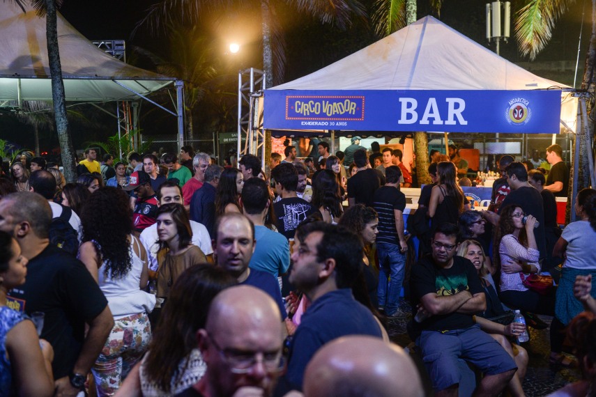 Casa cheia na segunda noite do projeto Circo Voador - Exagerado 30 anos, no Arpoador.