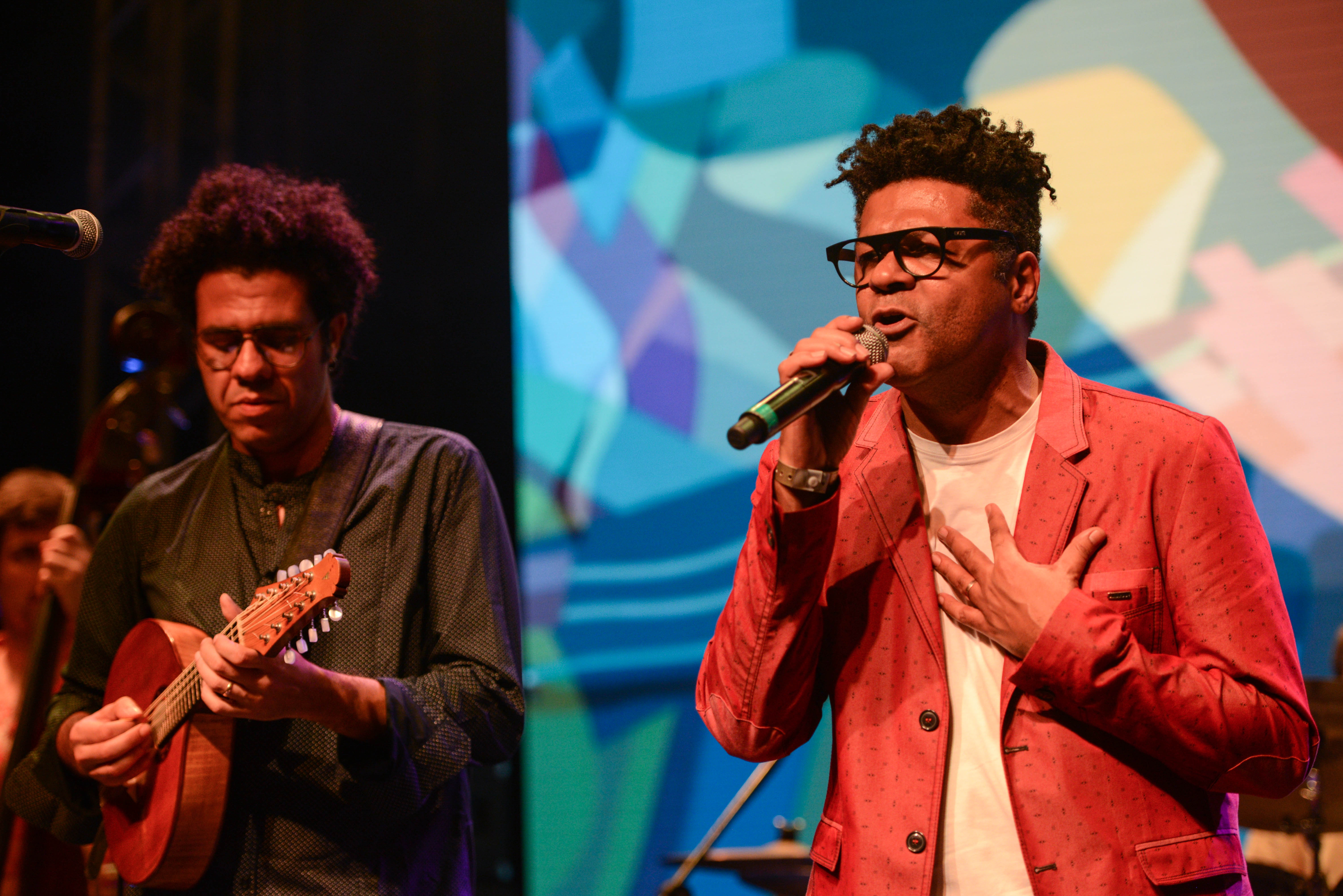 Gabriel Moura faz participação especial no show em homenagem à Gafieira Voadora com Baile do Almeidinha, com Hamilton de Holanda e Orquestra