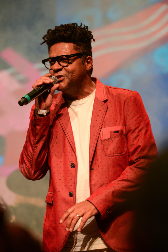 Gabriel Moura faz participação especial no show em homenagem à Gafieira Voadora com Baile do Almeidinha, com Hamilton de Holanda e Orquestra