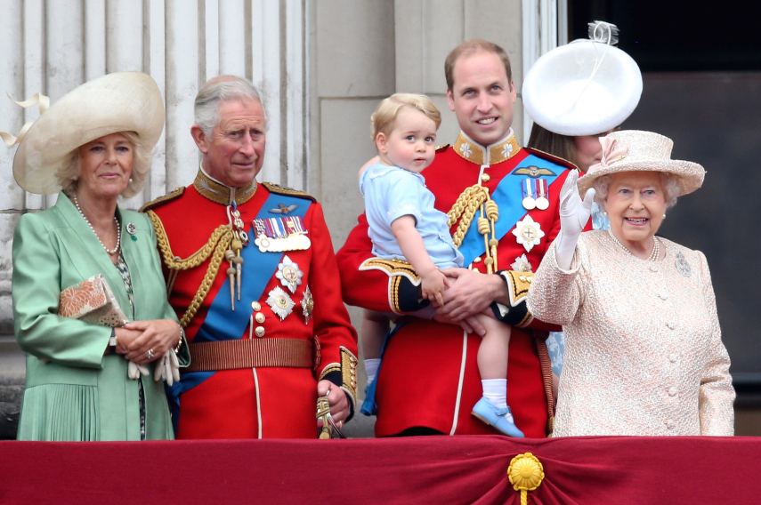 Depois do avô e do pai, George é quem assume o trono da família real britânica. Além disso, o príncipe mais charmoso do mundo é um ícone fashion e agora se tornou o irmão mais velho da princesa Charlotte. 