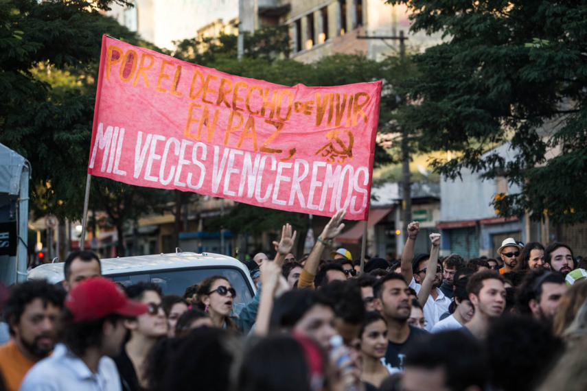 Rolou um lance politizado, com a musa guei Daniela Mercury e Emicida falando grosso contra a intolerância religiosa. Se as ruas são para dançar, ela é também o espaço natural da política.