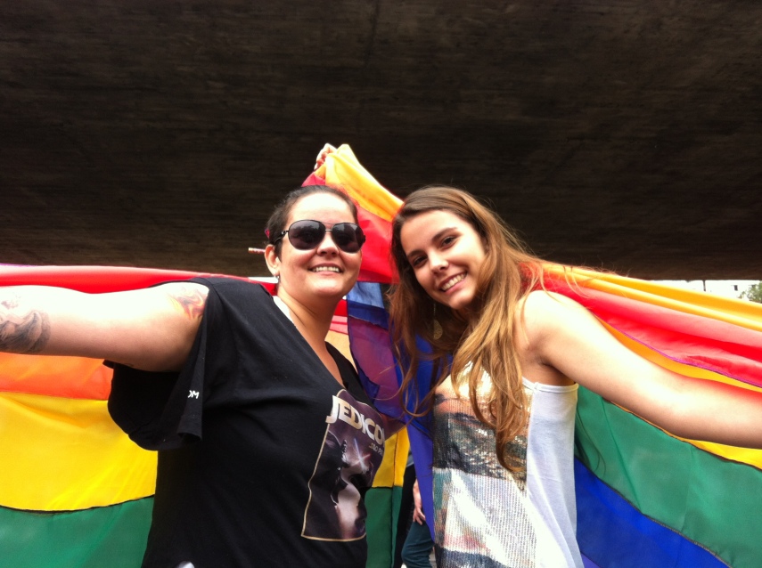 'Desde quando eu era pequena, minha mãe me traz à parada gay. Ela me ensinou que qualquer forma de amor, independentemente de gênero, é válido. O respeito é algo que eu carrego para a minha vida. O fato de pessoas ficarem com pessoas do mesmo gênero é algo que ela nunca teve de me explicar: isso sempre foi algo natural no ambiente em que cresci'