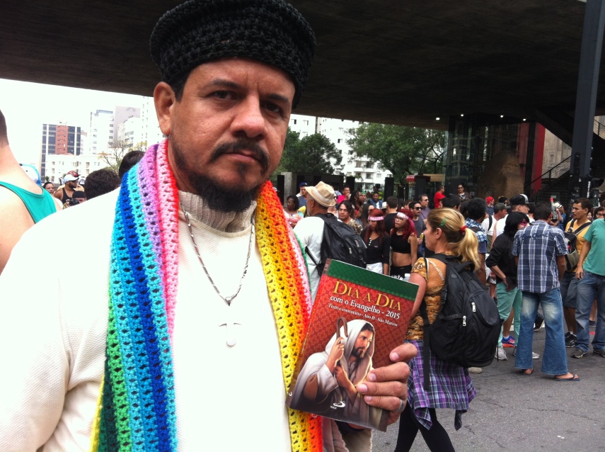 'Sou um missionário católico franciscano homossexual e vim da Natal (RN), uma cidade de muito preconceito. Temos uma comunidade na zona norte, esquecida e pobre, e ficamos maravilhados com o fato de cada vez mais idosos católicos aceitarem os gays, mais até que os jovens. Um de nossos padres foi expulso da Igreja por celebrar um casamento gay, e pessoas de 80 anos ficaram ao lado dele'
