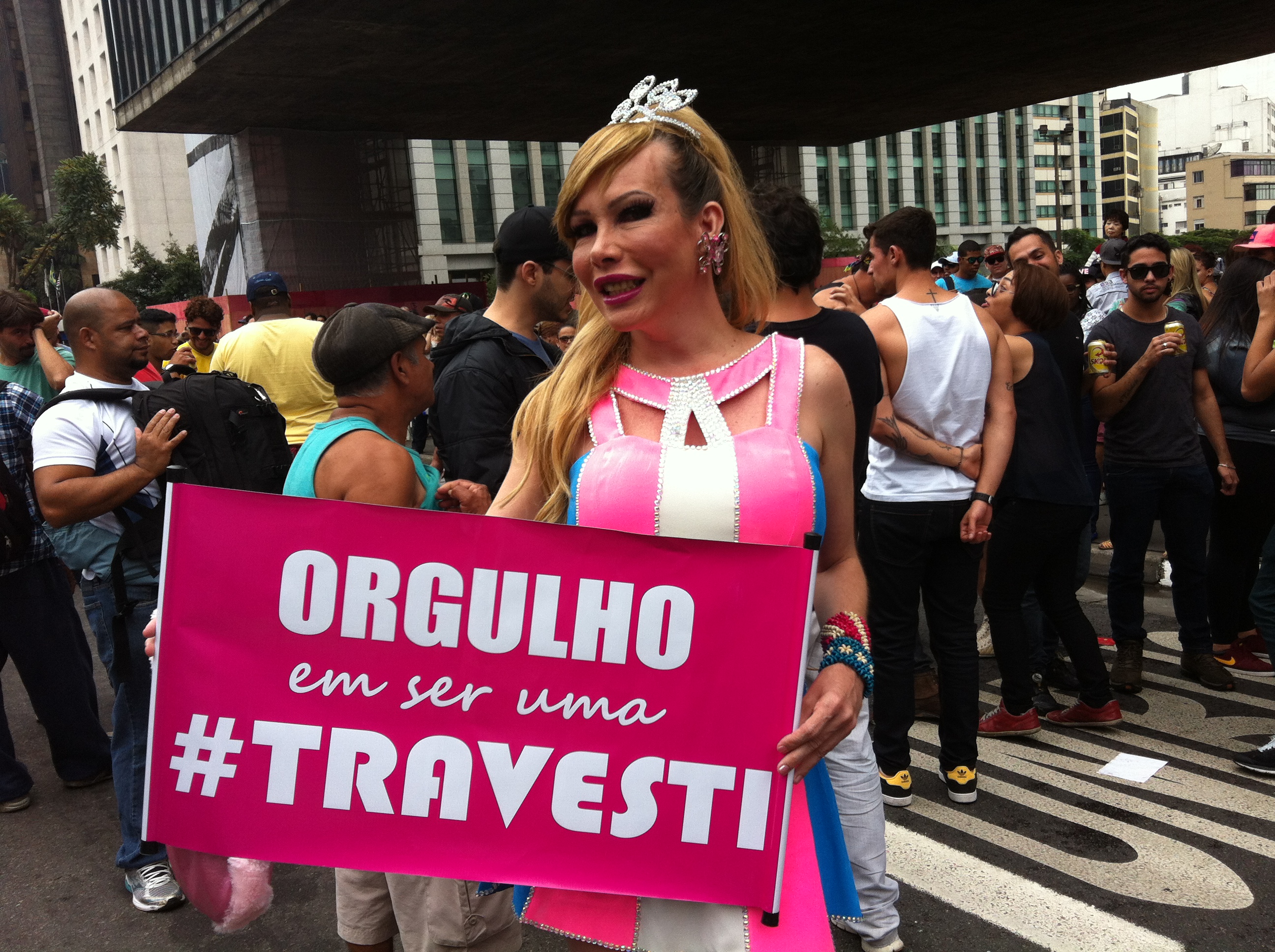 'As travestis sofrem todos os estigmas possíveis da sociedade. Eu consegui um trabalho de recepcionista depois de dez anos procurando emprego. O que me deixou feliz foi ouvir do meu chefe que eu sou um exemplo dentro da empresa. Acho que, pelo fato de lutarmos tanto e sermos tão discriminadas, procuramos sempre dar o melhor de nós'