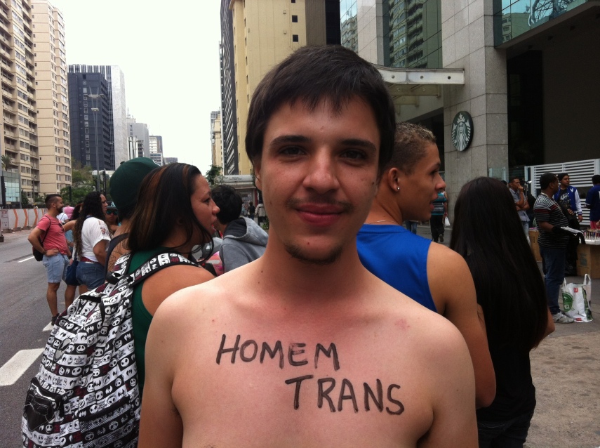 'Sou um homem que nasceu mulher, e eu percebi isso recentemente. Pesquisei sobre transmasculinidade, e a primeira pessoa com quem falei sobre isso foi meu irmão. Eu disse, 'Acho que eu sou homem'. E ele disse, 'Beleza'. Ele perguntou meu nome masculino, e eu disse, 'Heitor'. Conversamos, e ele se despediu de mim dizendo: 'Boa noite, Heitor'. A leveza com que ele tratou o assunto foi linda'