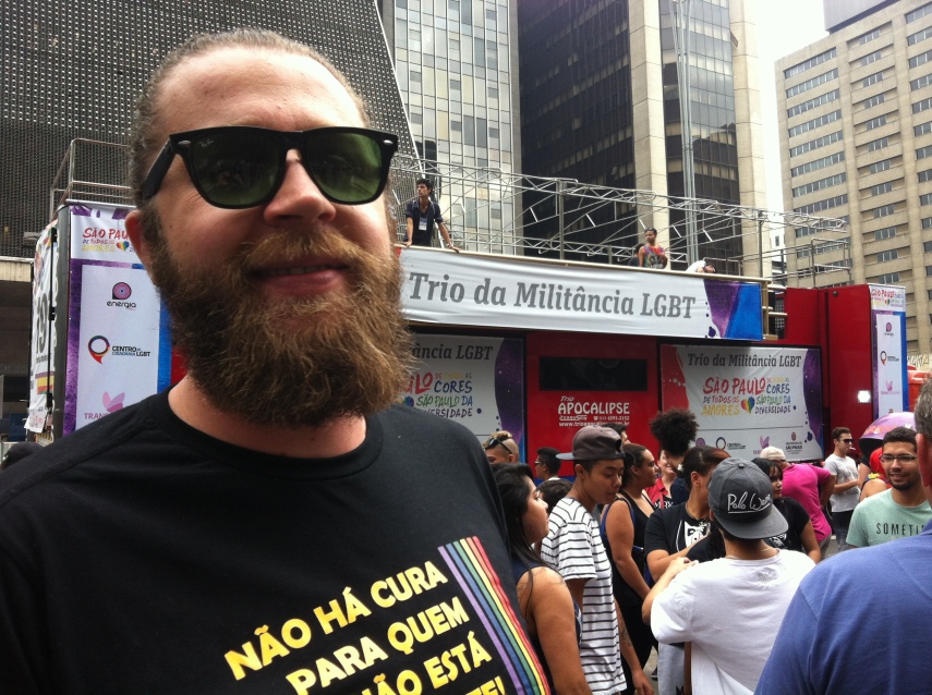 'Quando minha mãe descobriu que eu namorava um cara que frequentava a minha casa, ela chegou em mim e disse que meu namorado era muito bem vindo em casa. Foi isso que me deu forças para militar pela causa LGBT, para lutar por um mundo mais justo. Ela só tem medo da violência contra os gays. Uma frase dela de que sempre lembro é: 'Sempre trate os outros da forma que você gostaria de ser tratado''