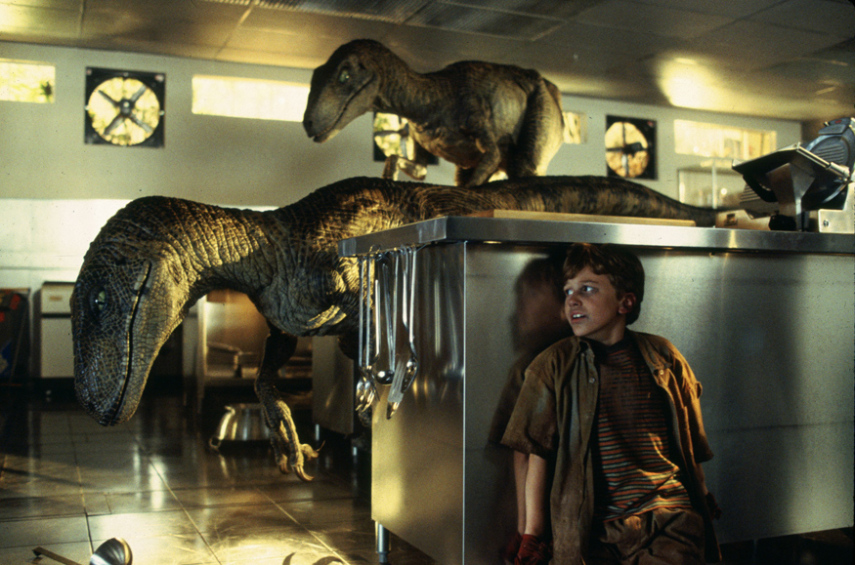 A ideia de ressuscitar dinossauros é tão empolgante que o filme Jurassic Park não só quebrou recordes de bilheteria em 1993, ano em que foi lançado, como também lançou uma onda de séries e produtos relacionados aos dinos. A trama acompanha a história de uma dupla de cientistas que vai visitar um parque habitado por criaturas pré-históricas