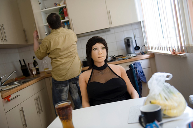 Sandra Hoyn retratou o relacionamento entre Dirk e sua mulher, uma boneca de silicone chamada Jenny