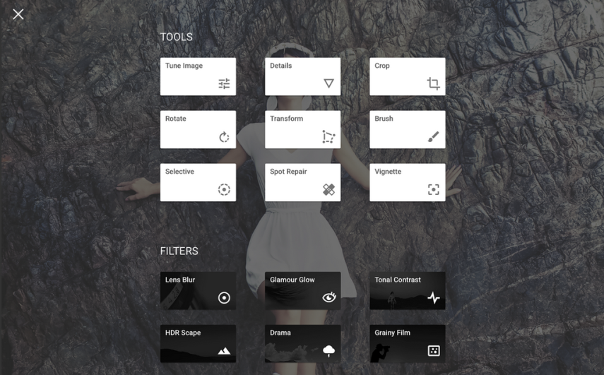Outro aplicativo de edição de imagens, cheio de funcionalidades e que é super fácil de usar é o Snapseed. Com diversas funcionalidades e muitos filtros, o melhor do app é que ele, apesar de ser em inglês, é super intuitivo e fácil de usar.

Preço: Gratuito. Plataforma: Android e iOS. 
