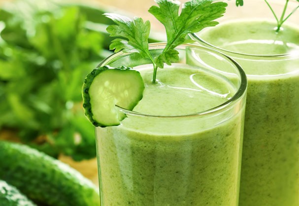 O que é: Existem diversas receitas de suco verde, mas a maioria deles tem, mais ou menos, o mesmo princípio: frutas e verduras nos ingredientes. Entre os mais comuns estão a couve, o pepino, a hortelã, entre outros. As frutas são acrescentadas à receita, principalmente, para dar um gosto mais agradável.

O pretenso milagre: Entre os supostos benefícios do suco verde estão o fato dele desintoxicar o organismo, ajudar a emagrecer, e te fazer desinchar.
