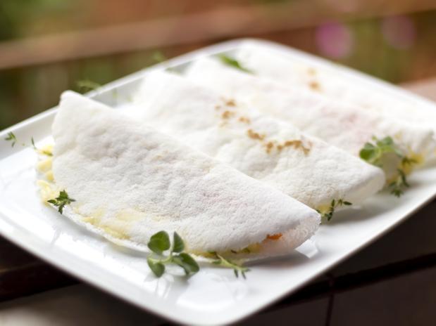 O que é: A comida típica do Nordeste, em que a goma de tapioca é espalhada numa chapa, e vira uma espécie de panqueca. Pode ser recheada com diferentes coisas. Como não tem glúten, tem virado uma alternativa ao pão.

O pretenso milagre: O fato de ela não ter um alto valor calórico faz com que ela ajude no emagrecimento (mas vale lembrar que não adianta nada, se você sempre der prioridade para recheios gordurosos).