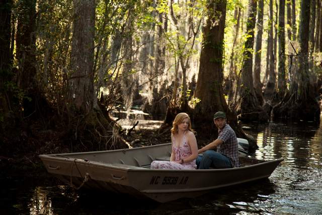 Teve uma tarde que a moça passou no bayou, que é tipo um pântano, com seu amigo Preston. Mexeu com ossadas de cadáver e... bem, o pântano por si só já é meio sujo, né?