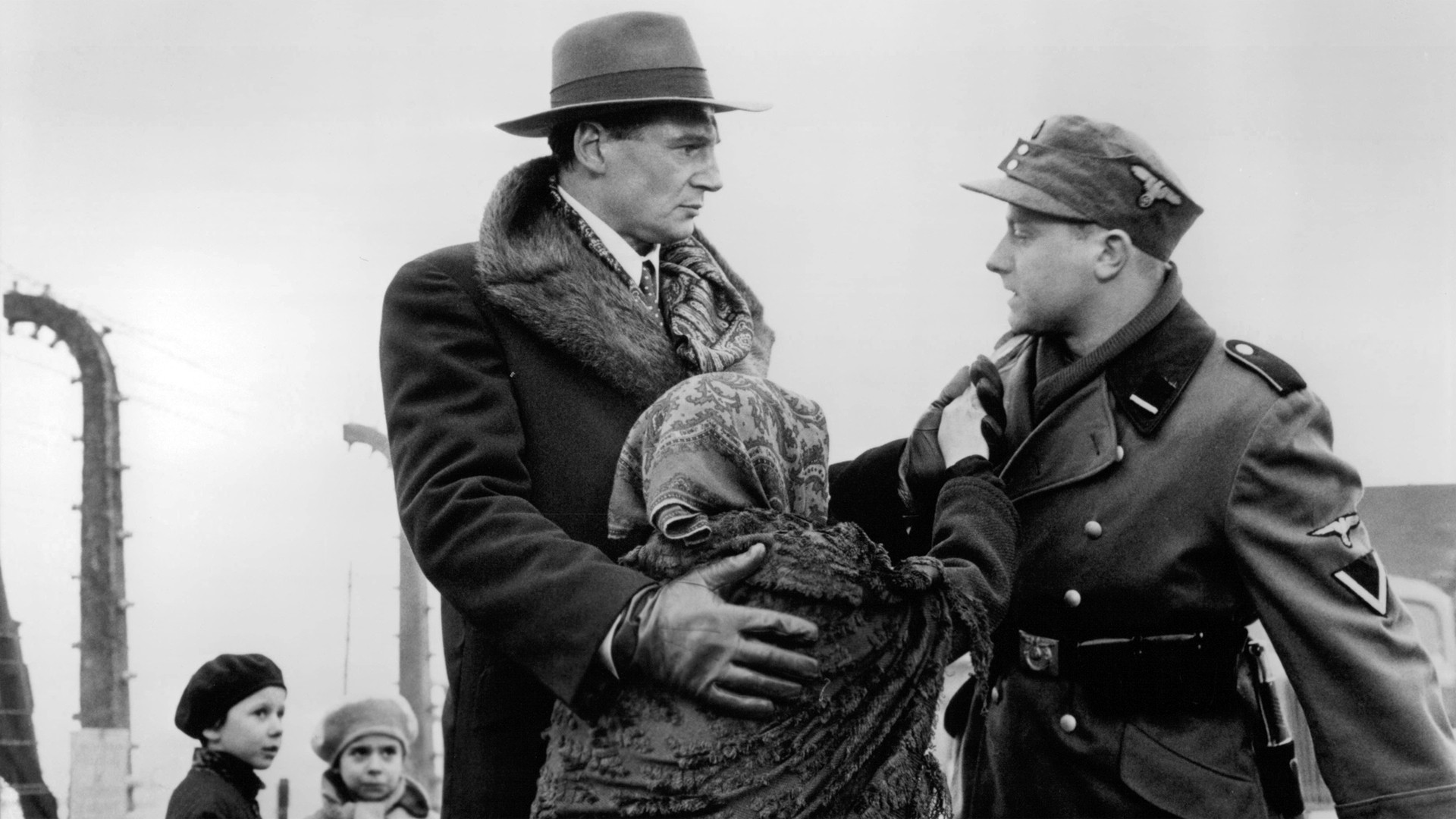 Outra grande obra de Spielberg. A Lista de Schindler é provavelmente um dos primeiros filmes que vem a mente quando o assunto é a Segunda Guerra.
O drama vencedor do Oscar de Melhor Filme retrata a história real do alemão Oskar Schindler, que usou a própria fortuna e sua influência dentro do partido nazista para empregar mais de mil judeus e salvá-los dos campos de extermínio que existiam na época do regime.