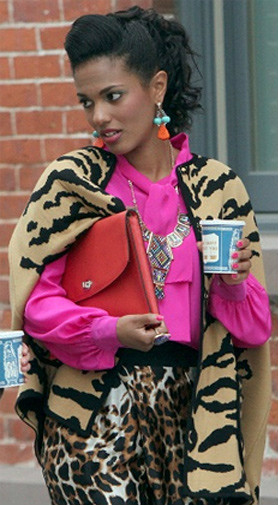 Nos anos 80 o animal print foi usado e abusado. O que dominava eram cores como pink e verde limão. Esse exagero de animal print era visto naquela época como algo um pouco vulgar. Hoje em dia a estampa é super fashion 