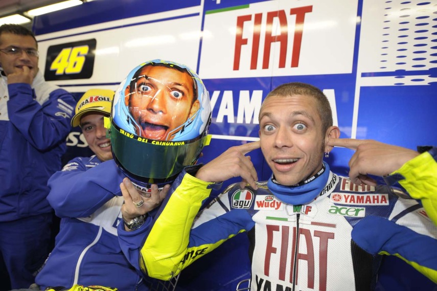 O espertinho piloto italiano Valentino Rossi costuma utilizar em suas corridas no Mundial de Motovelocidade, capacetes com desenhos e homenagens diferentes. Na imagem ao lado, Rossi inovou e colocou a foto do próprio rosto para estampar o capacete.