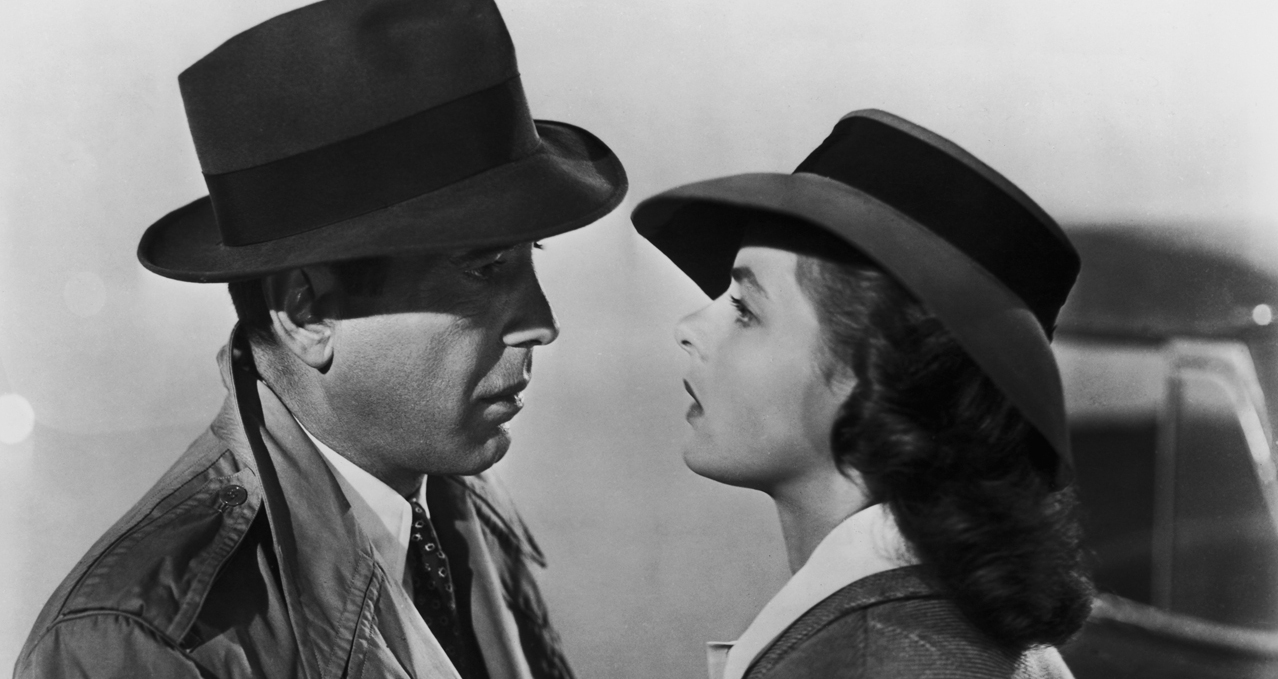 O que dizer desse que é considerado um dos maiores romances da história do cinema?
O clássico de 1942 conta o reencontro de Rick (Humphrey Bogart) e Ilsa (Ingrid Bergman) em Casablanca, Marrocos, depois terem vivido uma paixão em Paris e inesperadamente se separarem por causa da guerra.
Na cidade que virou rota de fuga para foragidos da Segunda Guerra Mundial, numa ironia do destino, Rick ajuda o noivo de Ilsa a escapar do exército nazista.
Vencedor do Oscar de Melhor Filme e de Melhor Diretor, para Michael Curtiz, o longa é de uma beleza e sensibilidade atemporais. Além disso, está cheio de frases que ficam nas nossas lembranças:
“ - Toque-a, Sam. Toque A Time Goes By”