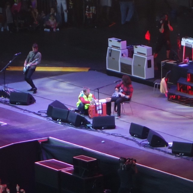 Músico é atendido no palco após cair e quebrar a perna