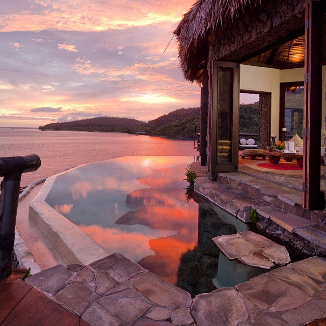 Essa suíte em Fiji é o verdadeiro luxo no meio de um paraíso tropical. O “resort dentro do resort” oferece aula de hipismo, piscina panorâmica, residência para convidados (pois é), cozinheiro próprio e serviço de babá para o hóspede