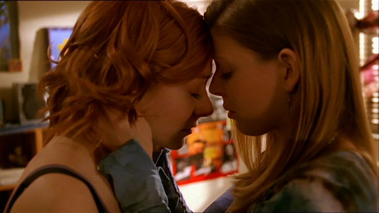 Quem foi adolescente na virada do século deve se lembrar. A série estreou no fim dos anos 1990 e surpreendeu em sua quarta temporada ao mostrar que Willow, melhor amiga da caçadora de vampiros, na verdade gostava de meninas. O impacto foi tanto que a personagem foi responsável pela primeira cena de sexo entre duas mulheres na TV aberta dos Estados Unidos. Todos comemoram!
