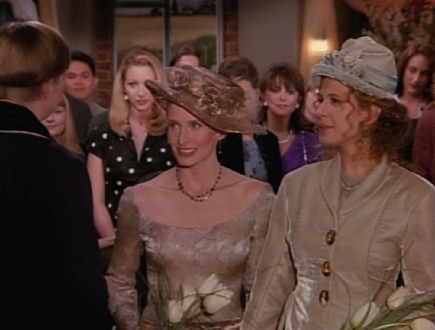 Essa é outra dupla que merece destaque. Já na primeira temporada de Friends, Ross recebe a notícia da autodescoberta da sua então esposa e sua paixão pela amiga Susan. Apesar de não ser do elenco fixo, Carol recorrentemente aparece na série, e se tornou um dos personagens importantes por levantar a questão da homossexualidade de maneira natural lá nos meados dos anos 1990. Juntos, Ross, Carol e Susan são pais do pequeno Ben.
