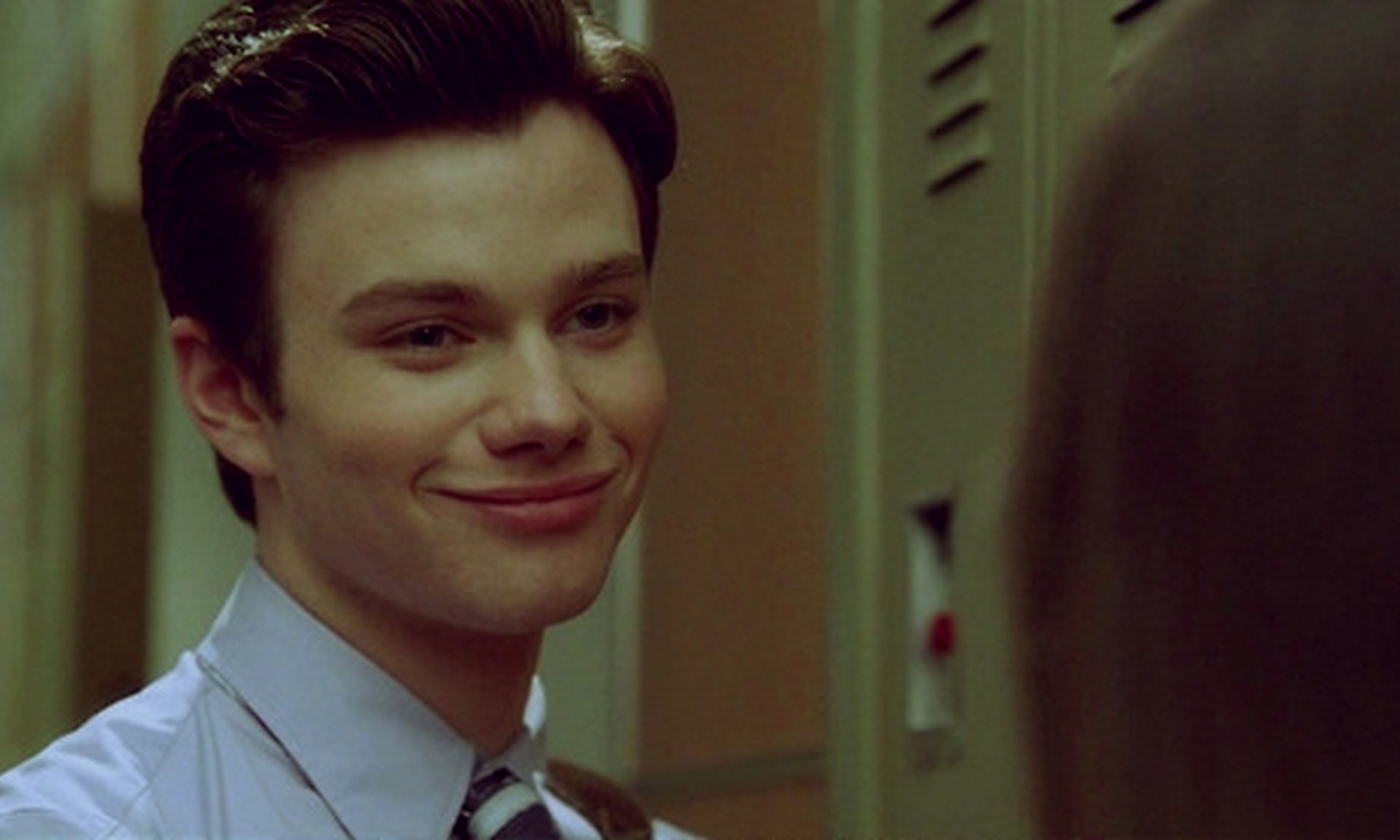 Febre entre adolescentes do mundo inteiro, Glee desempenhou um papel importante ao colocar entre seus personagens principais um adolescente gay assumido.
Kurt é um jovem sensível, órfão de mãe e apoiado pelo pai, que enfrenta diariamente as provocações dos colegas de escola por sua orientação sexual. É no grupo de canto do colégio que ele consegue dar voz a seus desejos e expressar seus sentimentos.