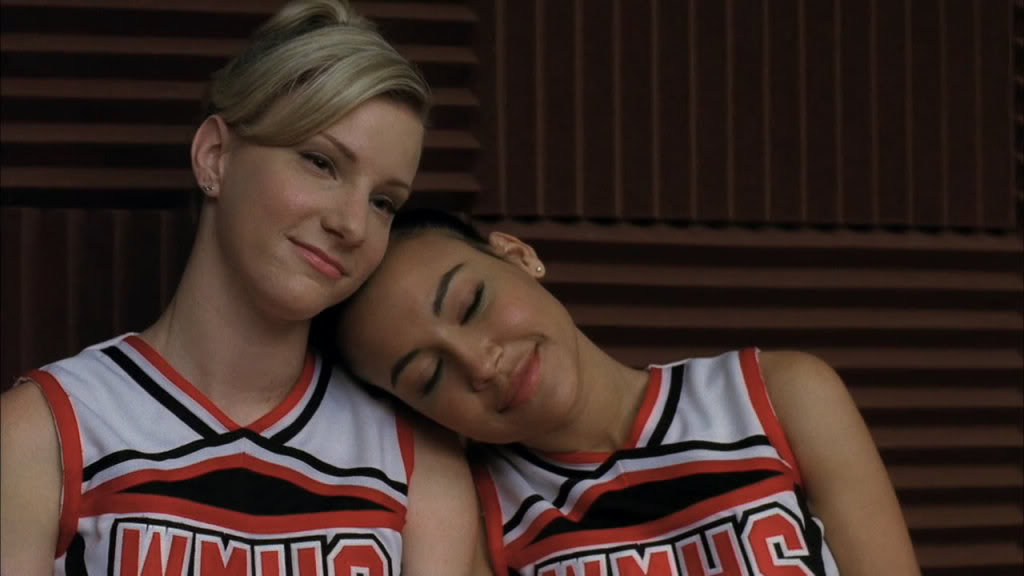 Vamos mudar o nome da lista para casais gay que amamos? Outra
Diferente de Kurt, que já começou a série abertamente gay, Santana e Brittany descobriram suas respectivas orientações sexuais após muitos episódios.
Quando ninguém estava esperando, bum! uma reviravolta e as duas cheerleaders começam um caso, que depois vira namoro, e depois... Spoiler detectado e eliminado.
Para por fim ao falatório no colégio, Britanny se assumiu como bissexual e Santana como lésbica. Mais um ponto para turma de Glee.