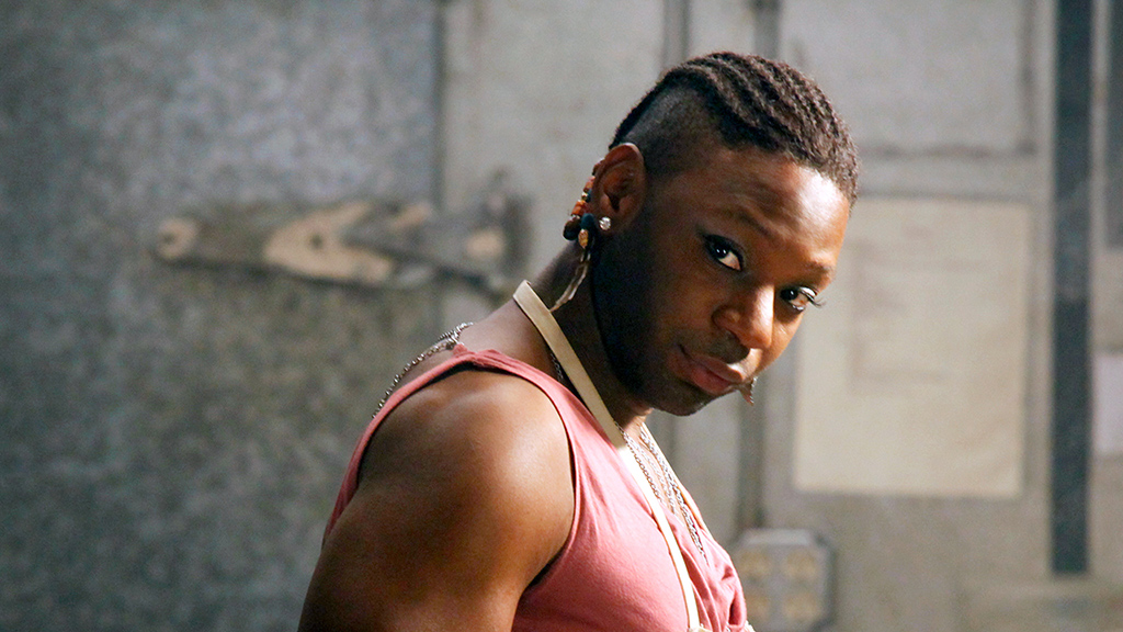 Para fechar, aquela que já foi considerada a série mais gay da TV americana pelo número de personagens gays na trama.
Lafayette é um vampiro-cozinheiro que nos divertiu, e muito, com seu jeito debochado. Em meio a um mar de testosterona e pseudo virilidade de macho alfa, a feminilidade despojada de é um dos pontos de destaque do seriado.
E nunca é demais lembrar que uma das marcas de True Blood são as calientes cenas de sexo, hetero e gay. #ficaadica para os mais “ozados”