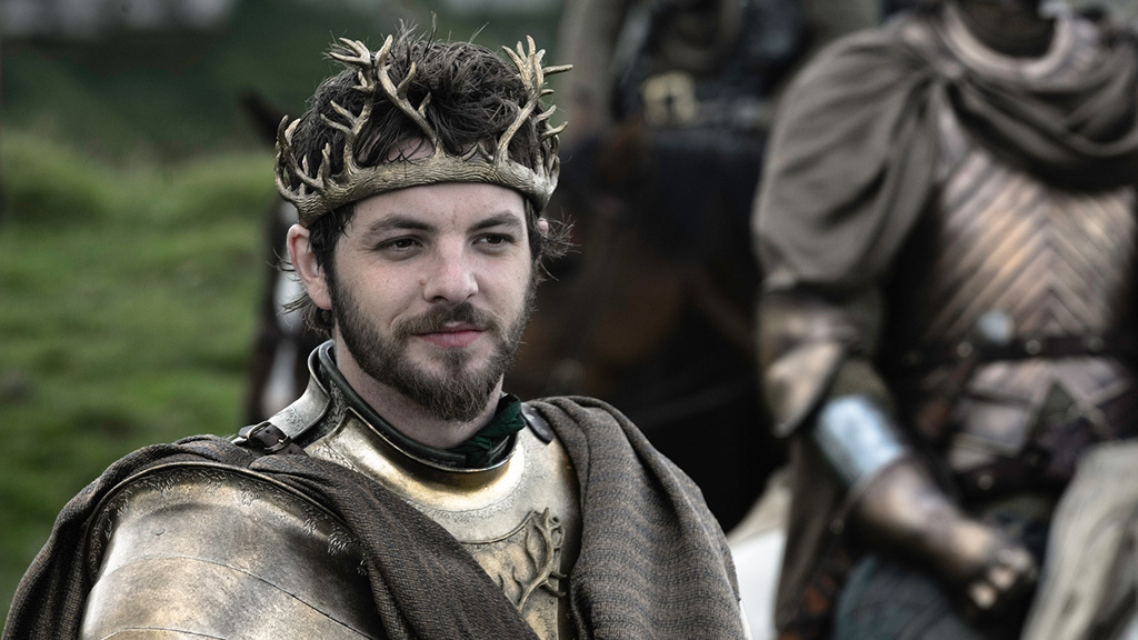 Um dos personagens mais marcantes de Game Of Thrones, Renly é o caçula da Casa Baratheon e um dos conselheiros do rei de Westeros, seu irmão mais velho, Robert.
Tão impulsivo quanto belo e carismático, ele sempre rouba as atenções onde quer que chegue. Apesar de arrancar suspiros das donzelas e ser casado com a linda Margaery Tyrel, é com seu cunhado, Loras, que o jovem realmente se realiza.
Imagina o veneno dos fofoqueiros de plantão vendo um dos homens do rei se dando a esses desfrutes mundanos...