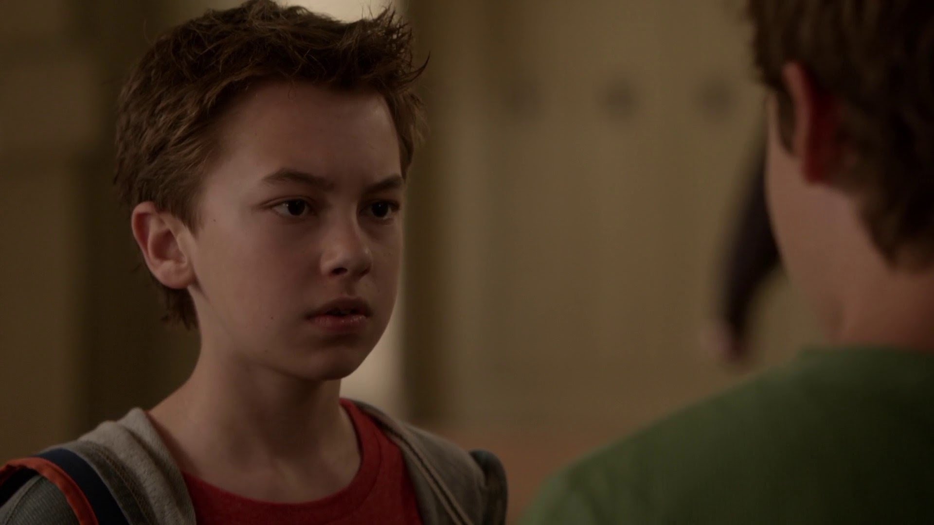 Esse ano tivemos um momento memorável na história das séries televisiva: aquele que pode ter sido primeiro o beijo entre pessoas do mesmo sexo protagonizado por dois adolescentes.
Beijo é beijo, não tem gênero, sabemos bem disso, mas a inesperada cena foi de uma delicadeza singela tão bonita que merece figurar na lista.
Jude Foster e Connor são dois colegas de escola na faixa dos 13 anos que após muitas insinuações de algo além da amizade finalmente trocam um carinho mais íntimo.
The Foster é produzida por Jennifer Lopez e conta a história de um casal de lésbica que são mães de cinco filhos, biológicos e adotados.