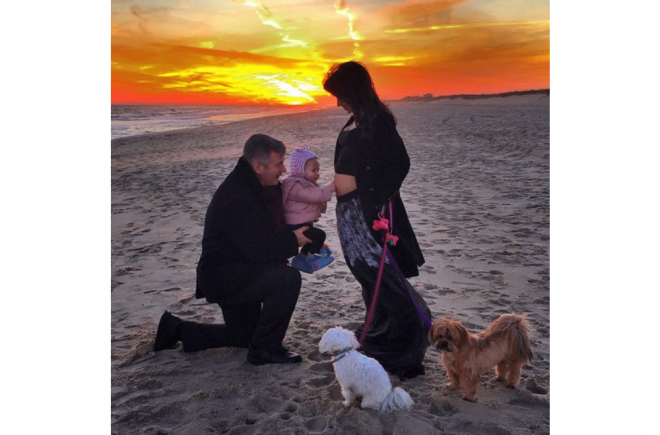 A mulher de Alec Baldwin está esperando o seu segundo filho e a família não aguenta de ansiedade. Olha só essa foto fofa que o Alec postou nas redes sociais ♥