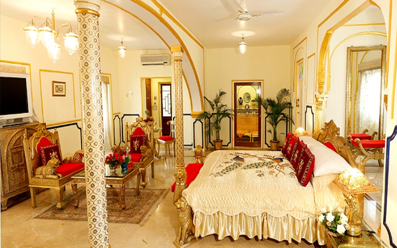 Pagando 45 mil dólares dá pra dormir num palácio e viver, pelo menos por uma noite, como um marajá. Inclusive, há muitos anos atrás, esse hotel de Jaipur serviu de residência para um marajá. O quarto passou por uma restauração durante 12 anos, então, ele está tinindo agora