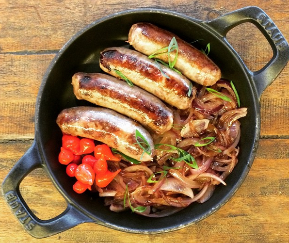 Traz imagens dos principais pratos servidos pelo Mocotó Restaurante e Cachacaria, na Zona Norte de Sampa, como esta linguiça artesanal de carne-de-sol e queijo coalho