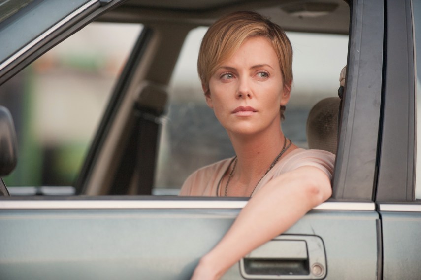 Charlize não só estrela como produz o filme. Ela é Libby Day, uma garota que presencia sua família ser assassinada por uma suposta seita satânica liderada por seu irmão, Ben.
A história não poderia ser mais próxima da atriz: aos 15 anos, Charlize viu a mãe atirar contra o pai em auto-defesa, uma vez que ele estava bêbado e carregando uma arma. Segundo a própria, ela 