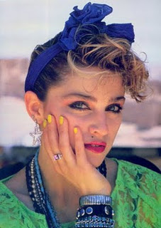Mais uma vez a Madonna sendo exemplo de fashionista. Os lenços amarrados na cabeça com um laço são usados até hoje  