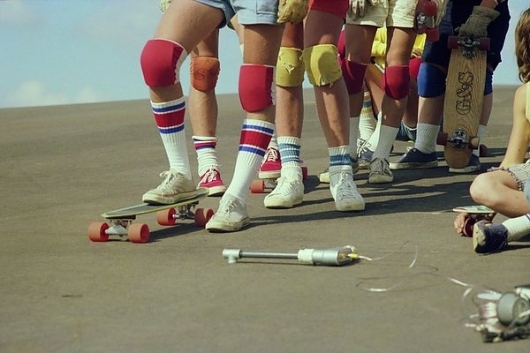 O skate há 20 anos era a maior febre entre os jovens. Mais o que realmente definia o estilo dos skatistas naquela época eram as clássicas meias até o joelho