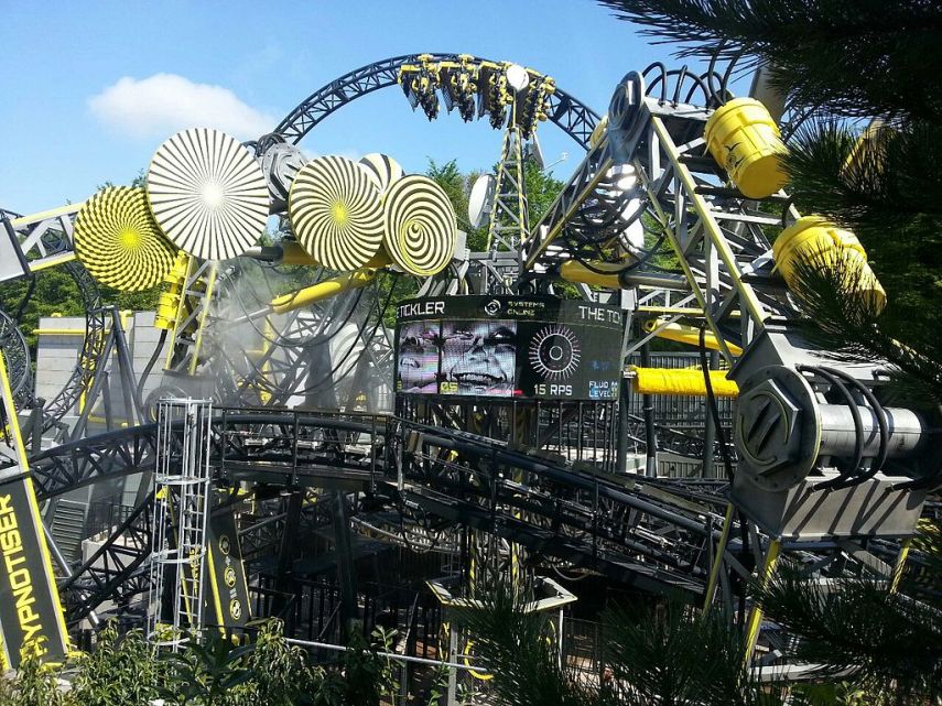 A The Smiler é a montanha-russa que mais te deixa de ponta cabeça. Durante o percurso de 1,170 metros são 14 inversões ao todo. Haja estômago!
